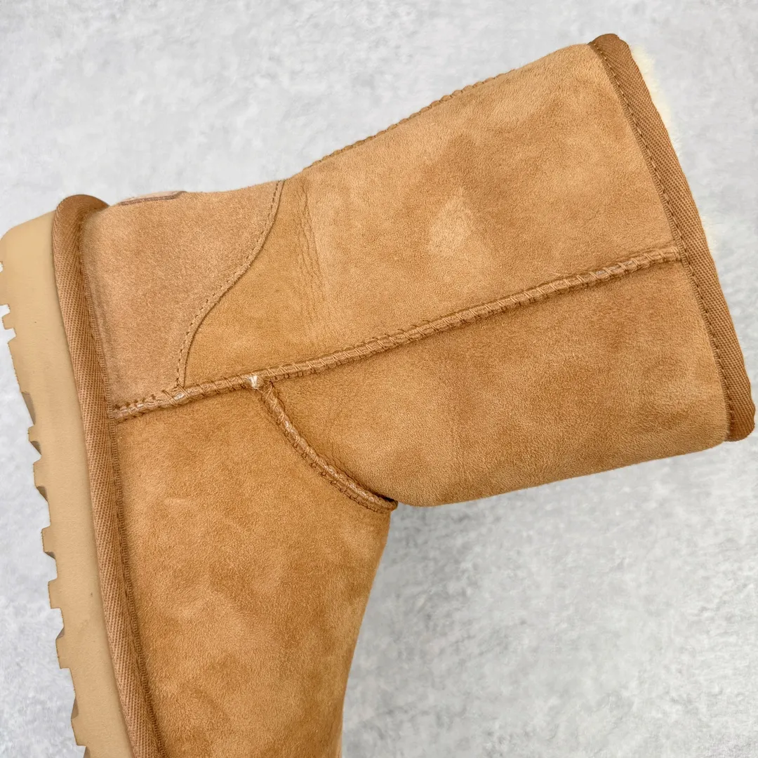 Pick up locally💰560 UGG Women's 6223 Men's 5800 classic mid-calf autumn and winter sheepskin all-in-one snow boots. All shoes are made from ZP. Longfeng A-grade Australian imported sheepskin and fur all-in-one boots for men and women. Brand OEM production line. Fully follow the ZP process. OEM original pattern maker. Adhere to no original shoes and no development options. Pay attention to every detail. The most authentic version on the market. TREADLITE "Light Wing" technology outsole. Lightweight/durable/flexible/pile size: 35 36 37 38 39 40 41 42 43 44 45 Coding: by2936090